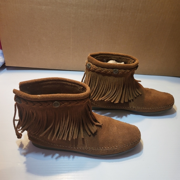 Vintage Minnetonka Ladies size 6.5 Fringe Suede Moccasins Concho Boots - Picture 1 of 8